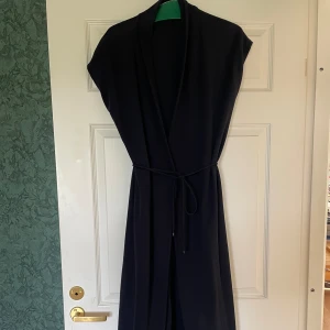 NY - Max Mara Leisure Marinblå klänning  - Superfin, med knyte i midjan, aldrig använd.