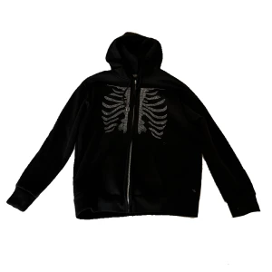 Skeleton RhineStone ZipUp Hoodie  - Säljer denna jättefina zipupen då den inte längre används och inte är i min stil!😪 Den är i storlek M men är inte överdrivet oversize! Knappt använd och är i fin skick 💕 Använd gärna köp nu knappen! 🙏