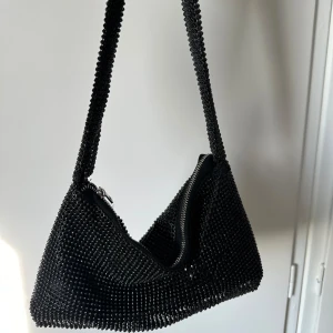Glittrig handväska - Perfekt till fest! Använd få gånger, inga defekter. Köpt på bikbok förra året🖤🪩 Skriv för fler bilder