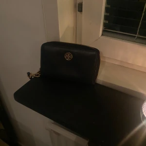 Liten Tory burch väska  - nyskick inte använt jätte fin 