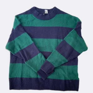 Randig stickat tröja - Randig stickat tröja i grönt o mörkblått, på bilden ser det svart ut men det är blå. Ganska nopprig men kommer av noppras innan den fraktas🎀🐒