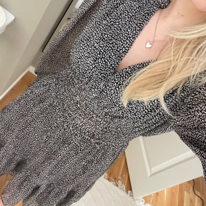 Zara klänning - Super fin klänning som inte kommer till användning därav är skicket även mycket bra❤️hör av er vid fler frågor eller bilder 