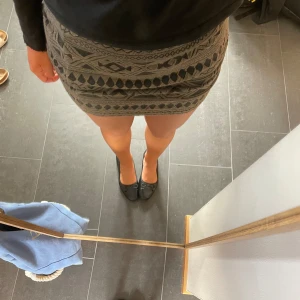 mönster kjol  - så snygg kjol med coolt mönster, säljs inte längre och passar till mycket!❣️