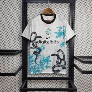 Fotbollströja - Sjukt snygg Inter tröja med topp design säljes. Väldigt sällsynt och snygg och passar till det mästa. Finns i alla storlekar och om ni har frågor kring andra tröjor så är det bara att höra av sig 👍🏻