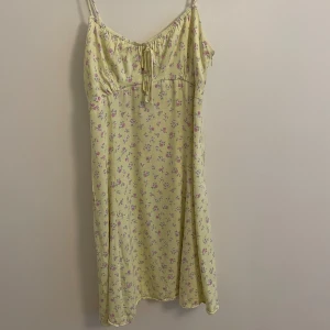 Gul blommig klänning från zara - Fin söt gul blommig klänning från zara, stl M. Har en kedja på sidan. Är i fint skick. 💞 frakt ej inräknat i pris