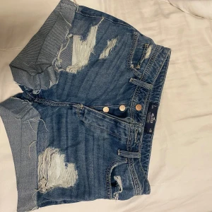 Hollister shorts - Vintage holister, står highwaist men passar mer som midwaist, inga defekter🤗