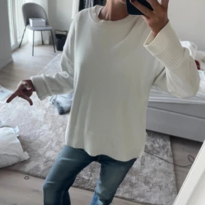 Vit stickad tröja  - Stickad tröja från Zara. Några fläckar längst ner man knappt ser, sista bilden. 