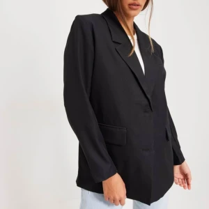 Kavaj - Helt ny kavaj med prislappen kvar från Noisy May, köpt från Nelly. Ordinarie pris var 649kr, säljs då jag har så många kavajer.