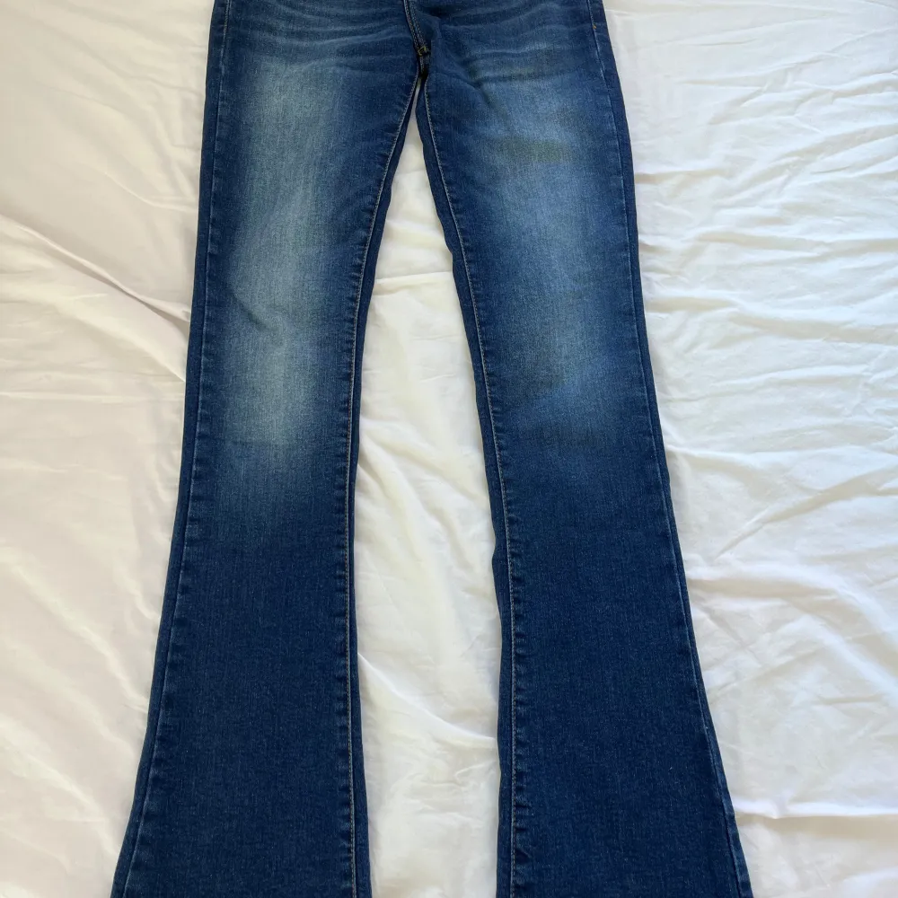 Jättefina lågmidjade jeans som tyvärr blivit för små för mig. De är i modellen Fallon i storle w25 L34. Farkut & Housut.