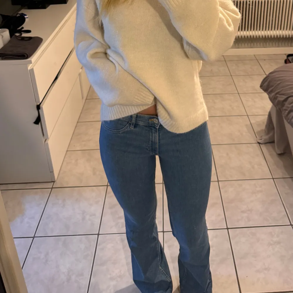 Super sköna och snygga lågmidjade jeans från HMs barnavdelningen🤩 sitter perfekt på mig som vanligtvis bär st S och är runt 165 cm lång. Jeans & Byxor.