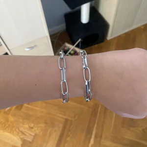 Silver kedjearmband - Hej! Säljer två små kedjearmband, går även att köpa bara en av dem! 5kr för en och 10kr för nåda två! Vet ej vart dem är ifrån, aldrig använt💕 !Jag står ej för postens slarv!