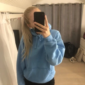 Hoodie Bikbok - En ljusblå hoodie från bikbok som aldrig används. Helt nyskick. Nypris 399kr