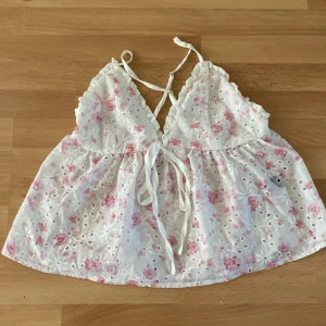 Sommar Topp - Säljer denna super fina topp då den är lite stor för mig. Aldrig använd så i super fint skick, hör av er vid frågor eller funderingar!💕