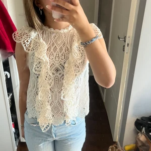 Vacker zara topp - Jättefin topp från zara. Säljer då den inte kommer till användning. Nypris 359kr😍.