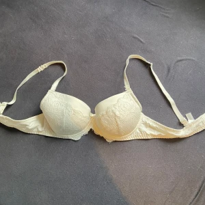 Bh från change  - Jättefin bh från change i storlek 70B. Nypris 299kr