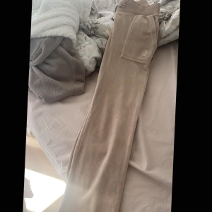 Juicy couture byxor - Säljer mina beiga juicy Coutore byxor, knappt använda, storlek S 600kr