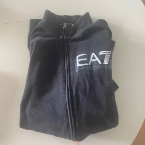 Armani EA7 kofta - Säljer då jag växt ur. Koftan är i väldigt bra skick och är inte använd särskilt mycket