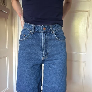 Jean shorts - Jean shorts från H&M. Ny skick. Storlek 32. Fråga gärna om fler bilder, mätningar, osv. Skriv helst innan du köper! 