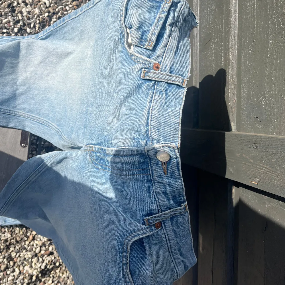 Blåa jeans från Lindex i snygg tvätt! Slitna längst ner!. Jeans & Byxor.