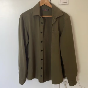 Morris overshirt - Säljer nu min gröna Morris overshirt som är sparsamt använd. Det finns inga större tecken på användning. Det är en storlek S men passar även storlek M Skick 9/10 Nypris ca 1600 kr mitt pris 799 kr