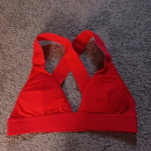 Bikinintopp - Röd söt bikiniöverdel✨️ Aldrig använd👙 Storlek s 