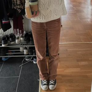 Bruna manchesterbyxor brandy melville  - Bruna utsvängda manchesterbyxor från brandy melville! Köpta från deras hemsida för 500kr inklusive frakt, säljer för 200! 🥰 Supersnygga till alla säsonger! Änvända men i gott skick! ❤️ Har sytt in resårband för att man ska kunna ta in dem och justera🥰