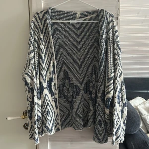 Stickad kofta - Söt stickad kofta med mönster, aldrig använd💙