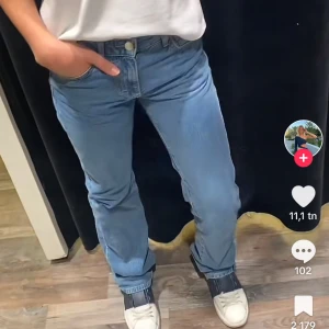 low rise straight jeans - bikboks modell ”low straight”🤍 första bilden visar färgen🩵  jättebra passform och ofta utsålda waidt 25 innerbenslängd 32