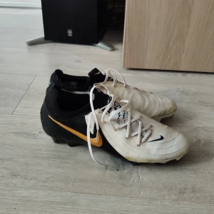 Nike Phantom GX 2 Pro st 43  - Säljer ett par fotbollsskor i bra skick i storlek 43 