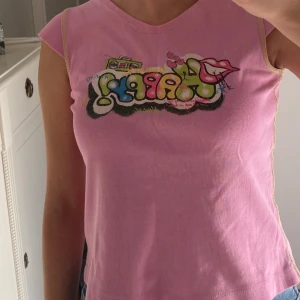 Y2K t-shirt  - Söt rosa t-shirt med tryck på framsidan! Skriv för fler bilder💕