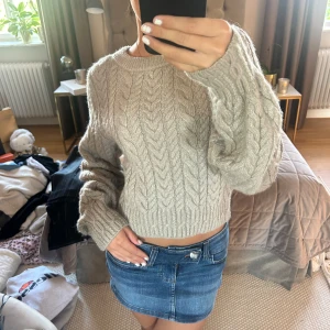 Stickad tröja - Kabelstickad tröja från & other stories. Nypris är 670, men just nu finns den inte i sortimentet längre. 