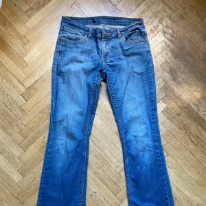Lågmidjade flare jeans  - Säljer dessa supersnygga lågmidjade flare jeans då de tyvärr har blivit för stora för mig. Jeansen är något slitna vid botten där bak. Skriv för mått. 