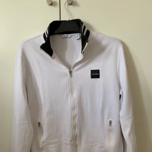 Calvin Klein zip tröja - Äkta CK ziptröja som är köpt för 1300 kr. Den är lite använd men det syns inte, samt finns det inga defekter på den förutom lite missfärgning på zippen pga åldring då den är vintage. Priset kan diskuteras!
