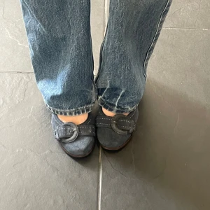 Ballerina skor - Söta ballerinaskor med klack i mörkblå färg💕Jätte sött bälte över skorna. De är köpta på secondhand men i gott skick💕Storlek 37 men passar även mig som har 38🥰