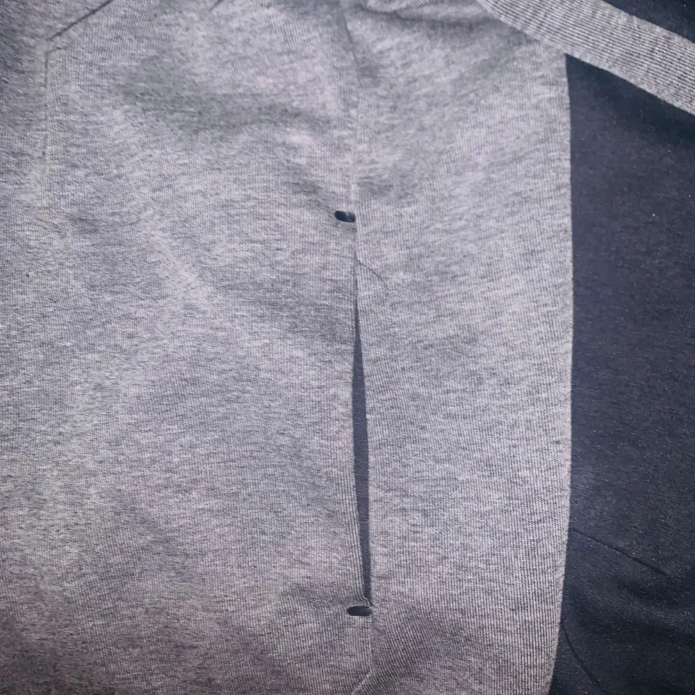 Välidigt fint och speciellt Nike tech sätt, använd men är i nytt skick. Inga skador. Hoodies.