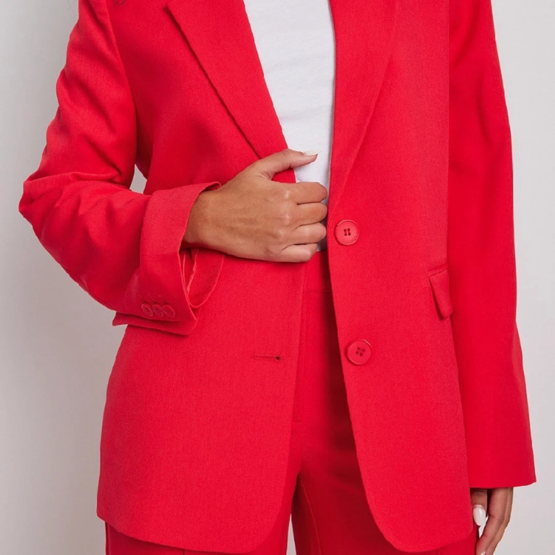 RÖD KAVAJ FRÅN NA-KD - 90