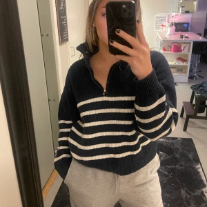 tröja  - Köpt second hand men i väldigt fint skick! 