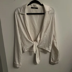 Vit skjorta från BIKBOK - Aldrig använd, storlek xs men rätt stor så funkar som s
