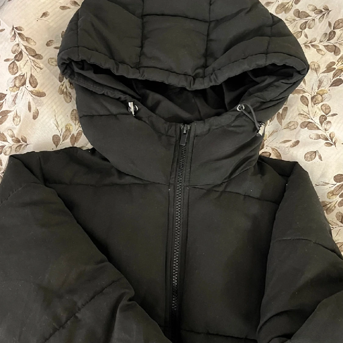 Svart lång jacka med luva