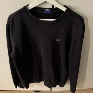Champion tröja - Storlek M men passar även S, den är använd men den är fortfarande i fint skick😊