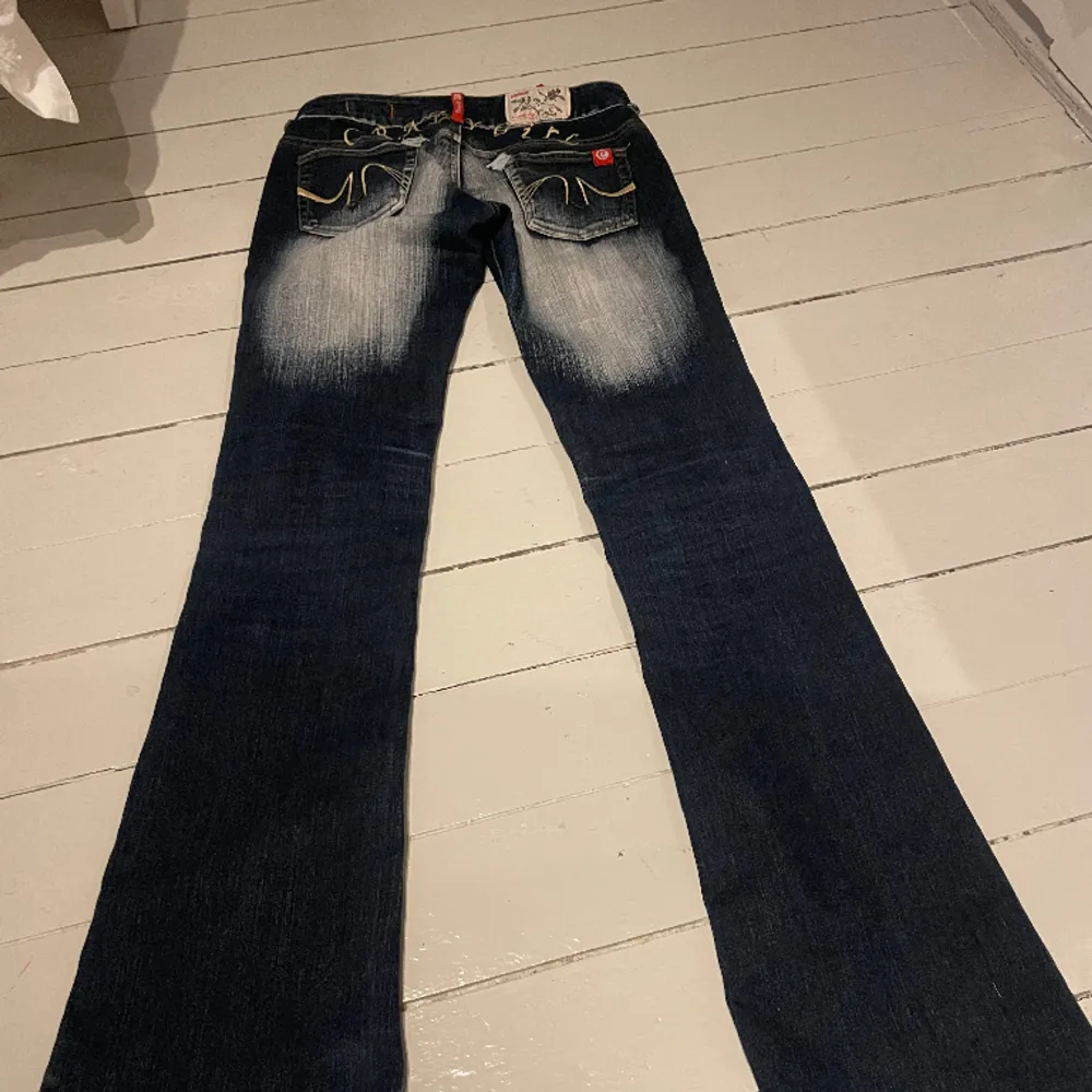 Jättesnygga jeans i bra skick, midjemått: 34 cm och innerben: 83 cm. säljer pga rensning så kolla mitt konto, skriv för frågor❤️. Jeans & Byxor.