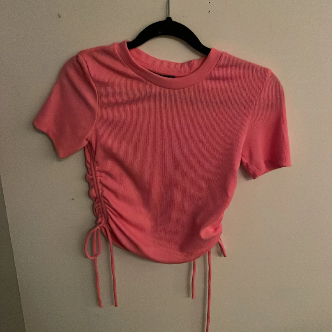 Rosa croppad t-shirt från Zara med snörning på sidorna. Storlek S.