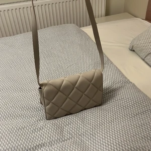 Jätte fin beige väska - Säljer min jätte fina beige väska som inte kommer till användning!!