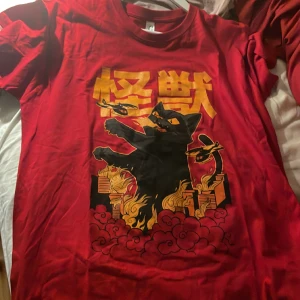 Tröja från Venedig  - Skitball men har en själv redan, oanvänd med superbrakvale på trycket! Strl L men skulle säga mer M Köpt i Venedig.  Frågor kom DM! 🫶