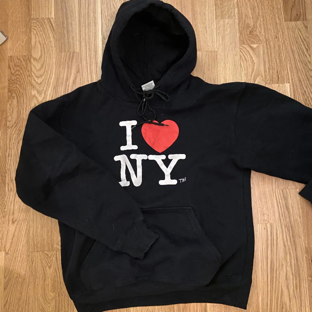 Snygg I love New York hoodie i bra skick  . Hoodies.