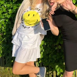 Ganni t-shirt - Påminner om Ganni tshirtarna. Från stradavarius använd en gång, går inte att köpa längre 💛har lite oversized passform 