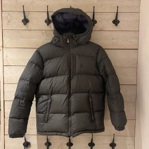 Polo Ralph Lauren - Strl 160  Jackan är i ett väldigt bra skick då den inte använts så mycket eftersom den var för liten. Jackan passar den som vill gå med stil på vintern och även hålla sig varm samt att den fungerar perfekt som en vårjacka eller höstjacka.