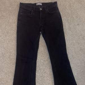 Snygga svarta lågmidjade jeans köpt från Zara för 399kr. Har klippt lite av kanten på grund av att dem var lite långa därav lite fransig kant men fortfarande snygga! Är 163. Säljer på grund av att jag inte använder dem längre.