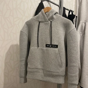 Sail Racing Hoodie  - Hej. Säljer min Sail Racing Hoodie pga att jag har växt ur den. Storleken är XS Small. Använd fåtal gånger, är i väldigt bra skick. För mer information kontakta via dm!