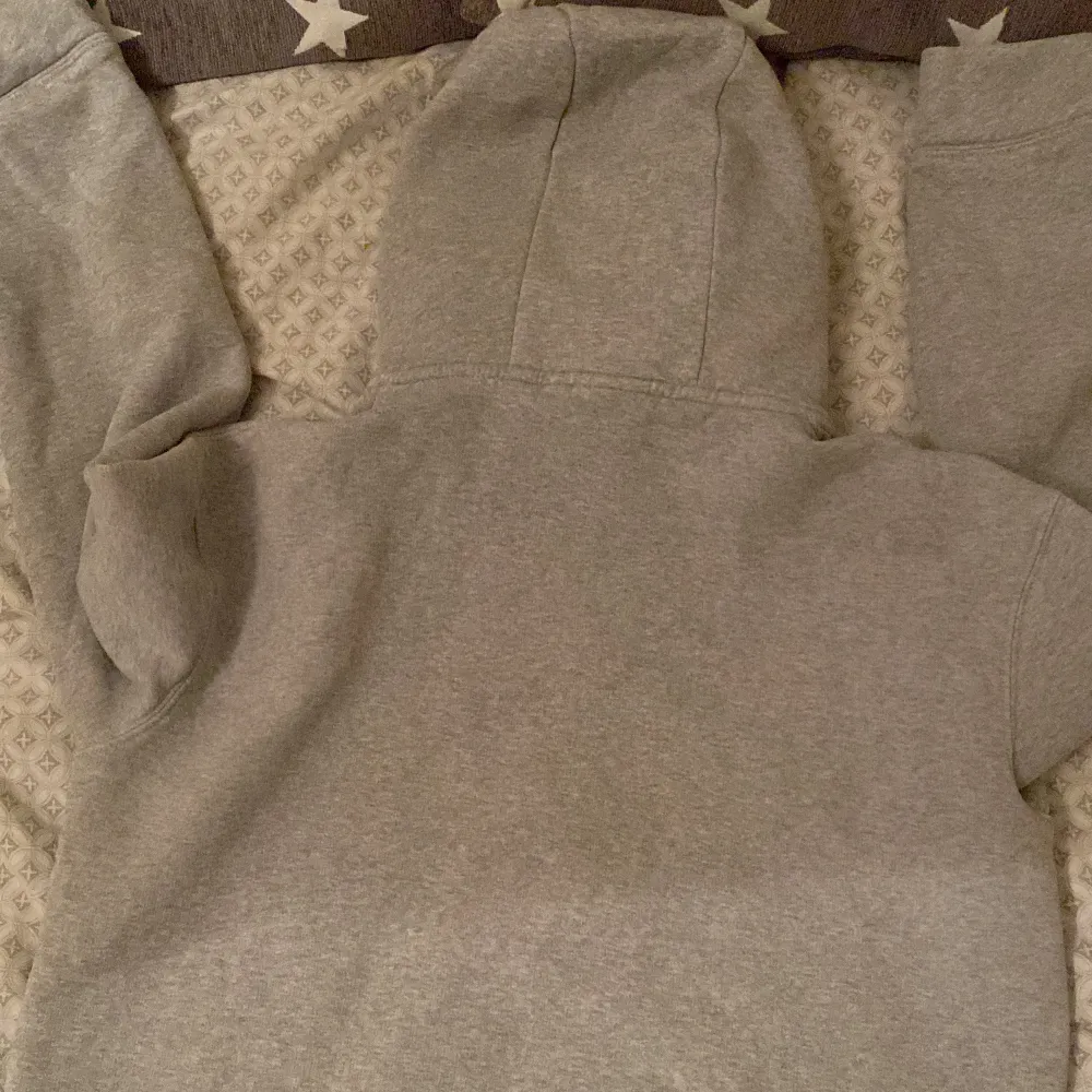 Detta är en zip tröja i mycket bra skick. Köpt för ungefär 1000 kr och säljer nu för 300. Säljer pågrund av att den har blivit för liten.. Hoodies.